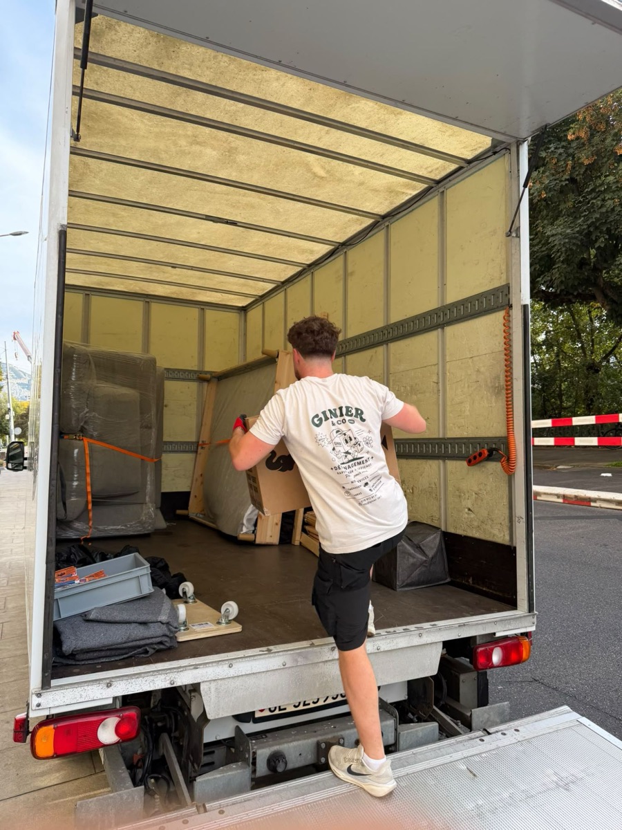 Chargement du camion : canapé filmé et sanglé, meubles protégés