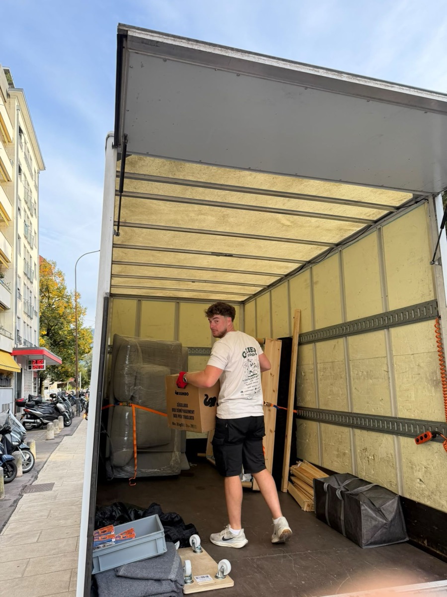 Calvin charge un carton dans le camion